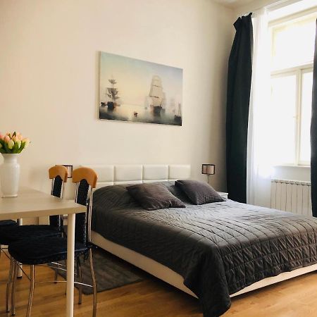 Modern Cozy Apartment In Central براغ المظهر الخارجي الصورة