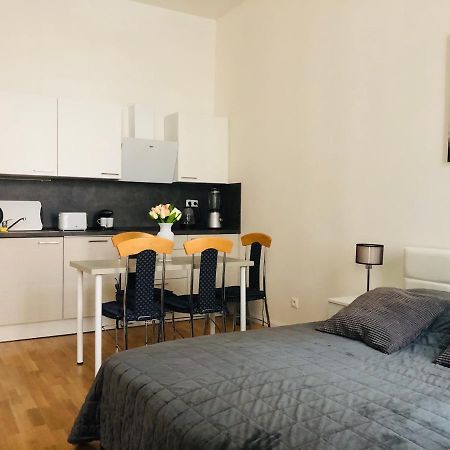 Modern Cozy Apartment In Central براغ المظهر الخارجي الصورة