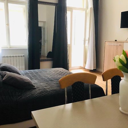 Modern Cozy Apartment In Central براغ المظهر الخارجي الصورة