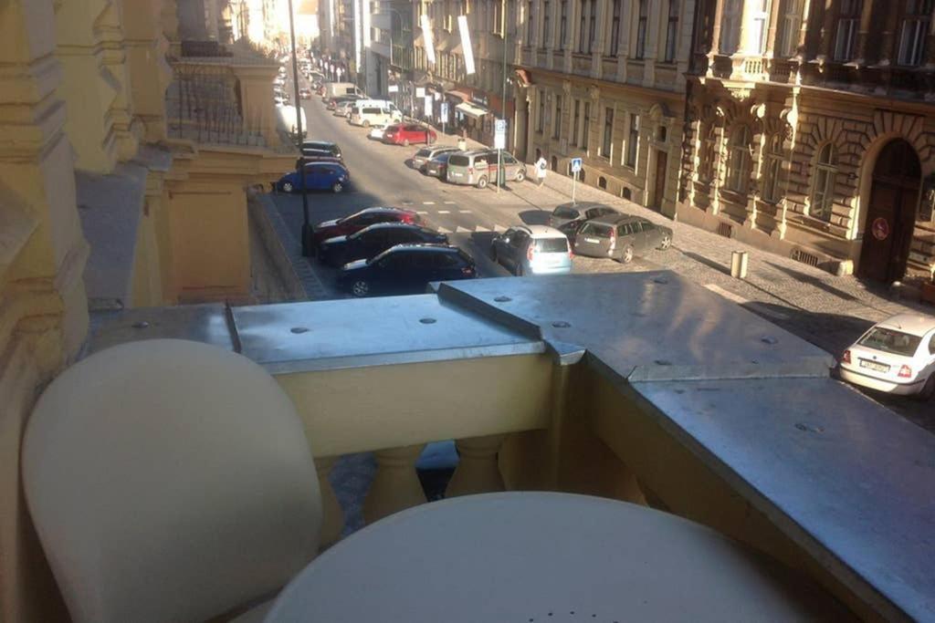 Modern Cozy Apartment In Central براغ المظهر الخارجي الصورة