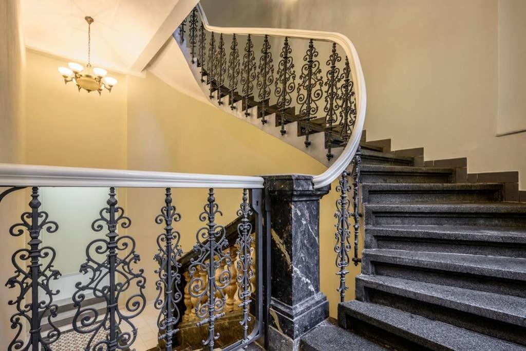 Modern Cozy Apartment In Central براغ المظهر الخارجي الصورة