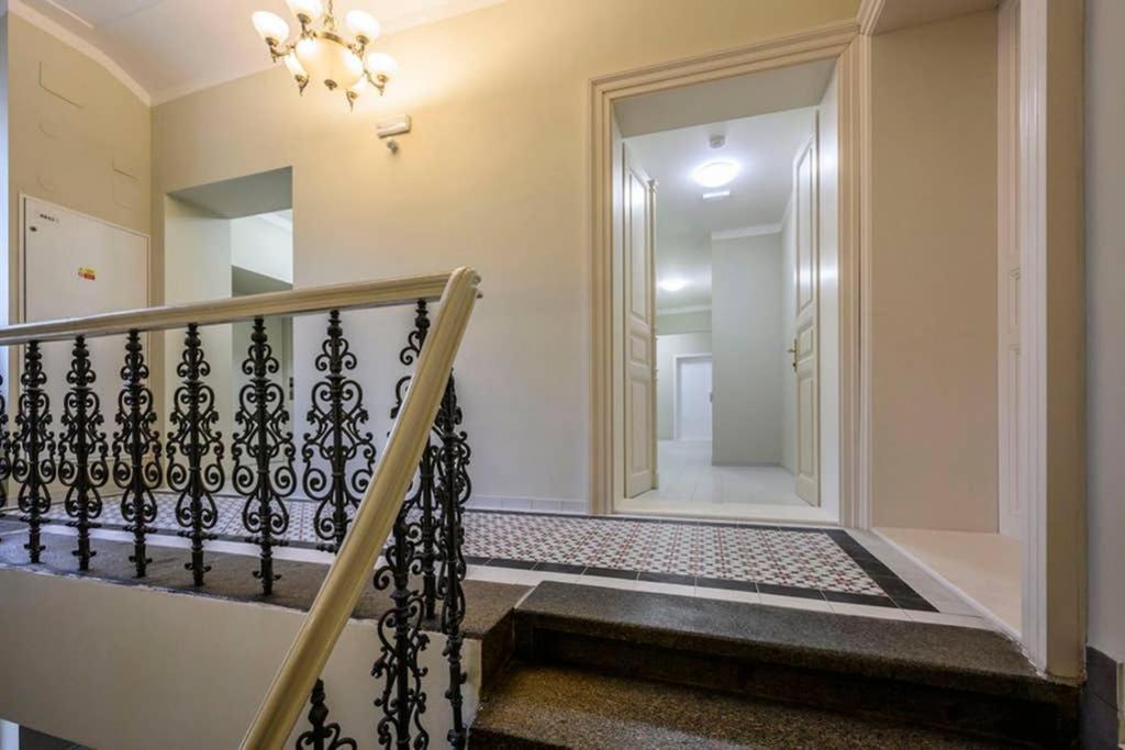 Modern Cozy Apartment In Central براغ المظهر الخارجي الصورة
