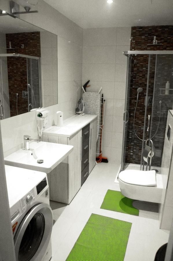 Modern Cozy Apartment In Central براغ المظهر الخارجي الصورة